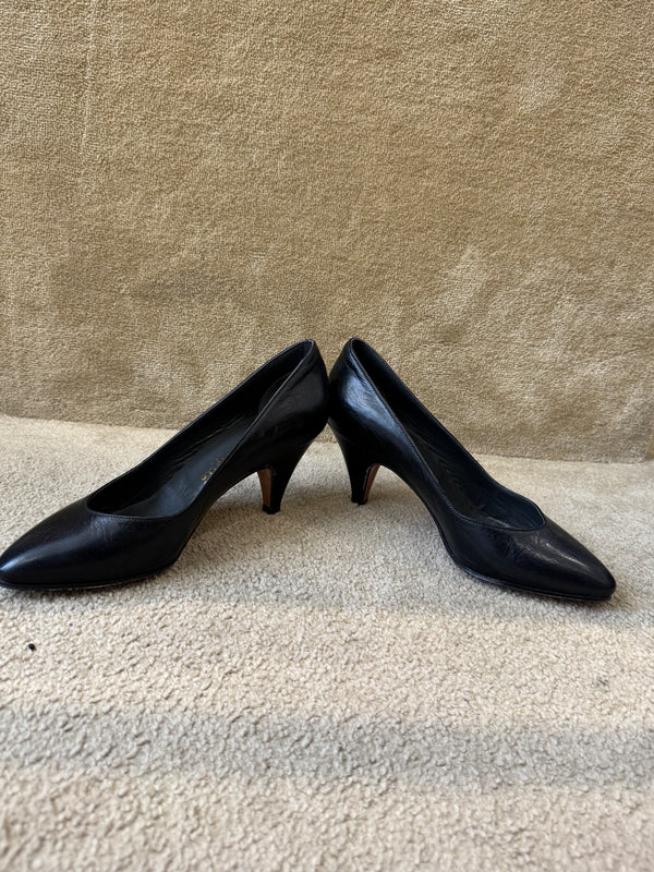 Black pumps