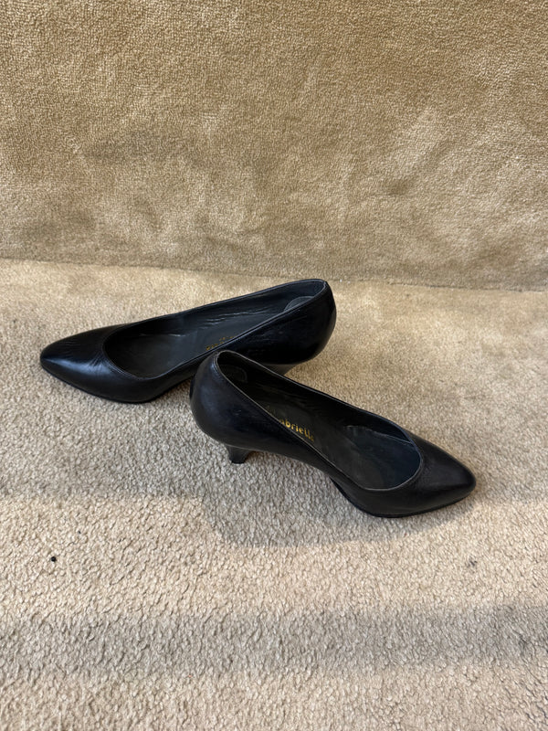 Black pumps