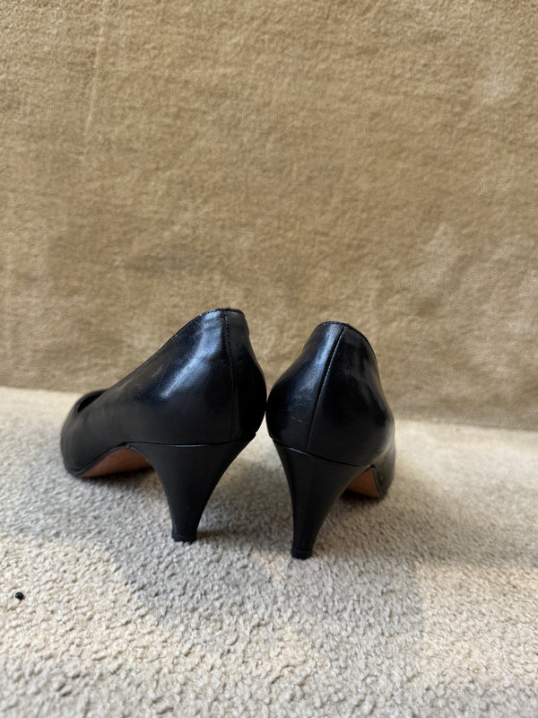 Black pumps